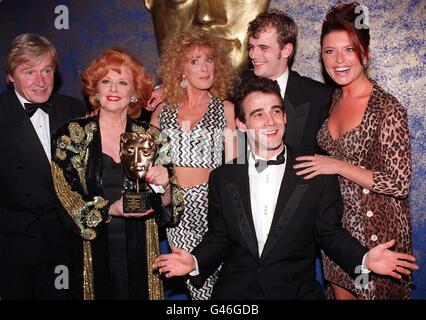 Einige der Darsteller von Granadas TV-Seife „Coronation Street“ feiern ihren BAFTA-Preis, der in der Royal Albert Hall in London verliehen wird. (l/r) Bill Roache, Barbara Knox, Beverley Callard, Simon Gregson, Michael Levell (fgrnd) und Tina Hobley. Stockfoto