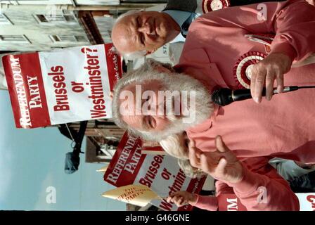 Der Fernsehbotanist David Bellamy, Kandidat der Partei für das Referendum für den Sitz in Hungtingdon, spricht heute (Weds) am Vorabend der Parlamentswahlen in Hungtingdon mit dem Parteichef Sir James Goldsmith hinter ihm. Siehe PA Story WAHLREFERENDUM. Foto von Findlay Kember. Stockfoto