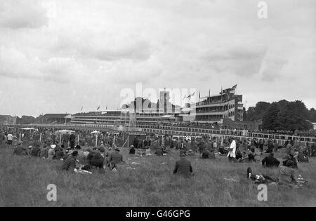 Pferderennen - Royal Ascot - Ascot Racecourse. Während des Royal Ascot sitzen Zuschauer auf dem Rasen Stockfoto