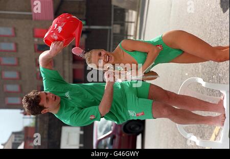 England Rugby-Star Kyran Bracken shampoos die Haare von Model Melinda Messenger bei einem Fototermin in London heute (Montag), neue Formel Organics Shampoo zu starten. Foto von Fiona Hanson/PA Stockfoto