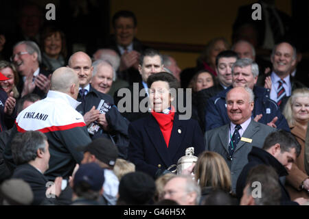Rugby Union - RBS 6 Nations Championship 2011 - England gegen Schottland - Twickenham. Der Engländer Mike Tindall holt beim RBS 6 Nations Match in Twickenham, London, die Trophäe des Calcutta-Pokals vor seiner Königlichen Hoheit Prinzessin Anne. Stockfoto