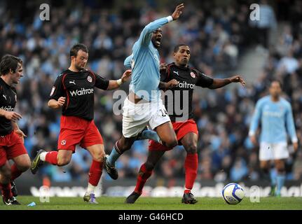 Patrick Vieira (Mitte) von Manchester City kämpft mit der Noel Hunt von Reading (Links) und Mikele Leigertwood (rechts) Stockfoto