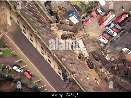 Luftaufnahme von Bexley Zug station heute (di), wo ein Güterzug entgleist, Absturz in Bogen Eisenbahnwerkstätten. Feuer-Besatzungen gefürchtet zunächst bis zu 20 Mitarbeiter aus Werkstätten hatte gefangen worden, aber all jene befürchtete fehlende entfielen später. Die Verletzten wurden nach Queen Mary Hospital, Sidcup gebracht. Der Zug, der um 12.15 Uhr entgleiste, war die 10.18 aus drei Brücken in West Sussex unterwegs für Hoo Junction in der Nähe von Gillingham, Kent. Vgl. PA Geschichte Unfall Zug. Foto von David Cheskin/PA. Stockfoto