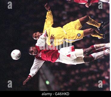 Arsenals Patrick Vieira (links) und Leeds' Brian Deane in einem Mid-Air-Spiel für den Ball während ihres FA Cup vierten Runde Spiel in Highbury an diesem Abend 9 Dienstag). Foto von Tony Harris/PA. Stockfoto