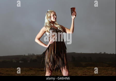 Ehemalige Miss Scotland Lois Weatherup in einem Kleid aus Fasan-Federn für die Einführung von Foxy Blonde, dem ersten neuen Ale der Scottish Borders Brewery in der Nähe von Ancrum. Stockfoto