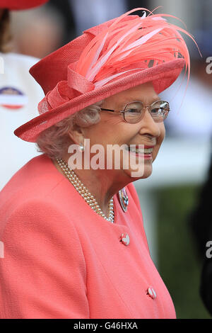 Königin Elizabeth II. tagsüber vier Royal Ascot 2016 auf dem Ascot Racecourse. Stockfoto