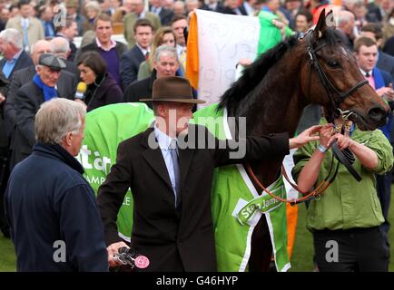 Trainer Willie Mullins mit Hurrikan Fly nach dem Gewinn der Stan James Champion Hurdle Challenge Trophy am Centenary Day während des Cheltenham Festivals. Stockfoto