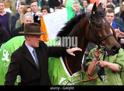 Trainer Willie Mullins mit Hurrikan Fly nach dem Gewinn der Stan James Champion Hurdle Challenge Trophy am Centenary Day während des Cheltenham Festivals. Stockfoto