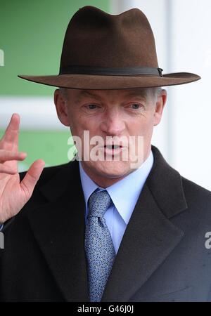 Trainer Willie Mullins feiert, nachdem er am 100. Jahrestag des Cheltenham Festivals die Stan James Champion Hurdle Challenge Trophy mit Hurrikan Fly gewonnen hat. Stockfoto