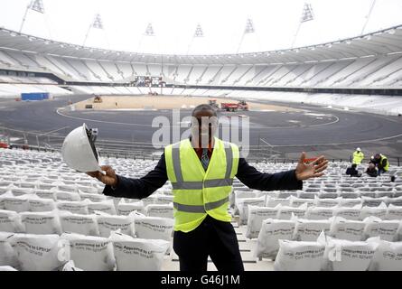 Carl Lewis im Olympiastadion in East London, Tageskarten gehen auf den Verkauf für die Olympischen Spiele 2012 in London. Stockfoto