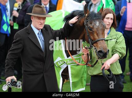 Trainer Willie Mullins mit Hurrikan Fly nach dem Gewinn der Stan James Champion Hurdle Challenge Trophy am Centenary Day während des Cheltenham Festivals. Stockfoto