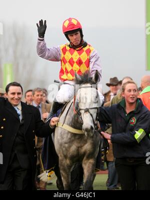 Jockey Graham Lee feiert auf Divers, nachdem er am Centenary Day während des Cheltenham Festivals die Handicap Chase für Anfänger gewonnen hat. Stockfoto