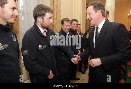 Premierminister David Cameron schüttelt die Hand des verletzten Militärangehörigen Martin Hewitt , während er sich mit Mitgliedern des Walking mit dem verwundeten Polar-Team in Downing Street trifft. Stockfoto