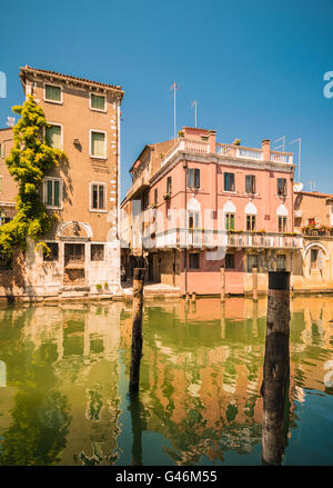 Die alten Häuser von Chioggia erstellen farbige Reflexe im Wasser der Kanäle. Stockfoto