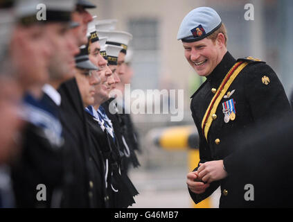 Prinz Harry, in seiner Rolle als Commodore-in-Chief, Small Ships and Diving, überreicht Medaillen an Mitglieder des First und Second Mine Countermeasures Squadrons (MCM1 und MCM2) auf der Portsmouth Naval Base, Hampshire, um ihren Dienst im Irak zu markieren. Stockfoto