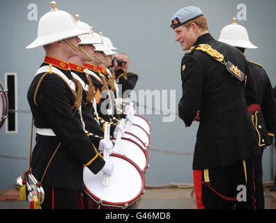 Prinz Harry trifft Bandsmen auf der Royal Naval Dockyard in Portsmouth. Stockfoto