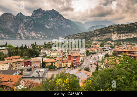 Panorama von Torbole, eine kleine Stadt am Gardasee, Italien. Stockfoto