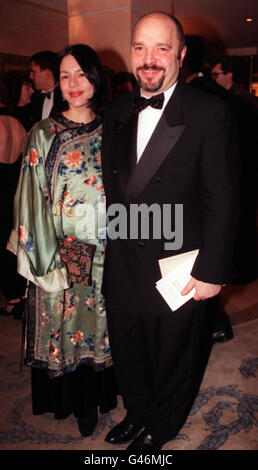 ANTHONY MINGHELLA. Regisseur Anthony Minghella und seine Frau Carolyn Choa bei der Premiere seines Films The English Patient. Stockfoto