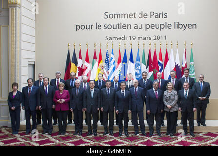 Staatsoberhäupter posieren für ein Familienfoto während des Gipfeltreffens zur Unterstützung des libyschen Volkes im Elysee-Palast in Paris. Stockfoto