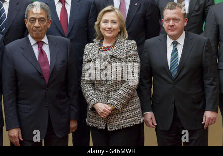 US-Außenministerin Hillary Clinton (Mitte) posiert mit dem Generalsekretär der Arabischen Liga, Amr Moussa (links), und dem dänischen Premierminister Lars Lokke Rasmussen (rechts) für ein Familienfoto während des Gipfeltreffens zur Unterstützung des libyschen Volkes im Elysée-Palast in Paris. Stockfoto