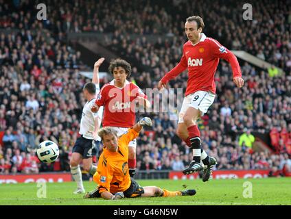 Fußball - Barclays Premier League - Manchester United / Bolton Wanderers - Old Trafford. Dimitar Berbatov von Manchester United (rechts) erzielt das Siegtor Stockfoto