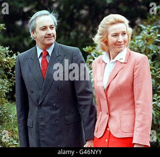 Der konservative Abgeordnete Neil Hamilton und seine Frau Christine kommen aus dem Haus von Alderly Edge, um an einem Ostergottesdienst in einer nahe gelegenen Kirche teilzunehmen. Es gab Aufrufe, dass der ehemalige Minister, der sich im Mittelpunkt der Vorwürfe zur Zahlung von Bargeld für Fragen stellte, vor den Parlamentswahlen als Abgeordneter für Tatton, Ceshire, zurücktreten sollte. Siehe PA Story WAHL Hamilton. Pic Dave Kendall. Stockfoto