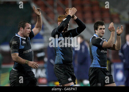 Rugby Union - Magners League - Glasgow Warriors / Benetton Treviso - Firhill Stadium. James Eddie, Robert Harley und Alex Dunbar (von links nach rechts) der Glasgow Warriors feiern den Sieg nach dem letzten Pfiff Stockfoto