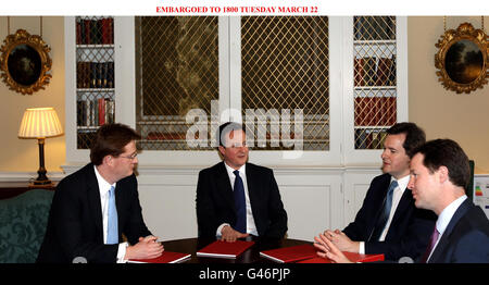 Der britische Premierminister David Cameron (Mitte) sitzt mit Bundeskanzler George Osborne (zweiter rechts), dem stellvertretenden Premierminister Nick Clegg (rechts) und dem Finanzchef Danny Alexander (links) bei einer Fotoausstellung in der Downing Street 10 in London vor der jährlichen Haushaltsankündigung in der Downing Street zusammen. Stockfoto