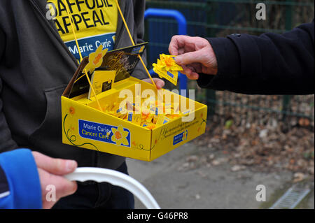 Spendenaktionen außerhalb des Bodens sammeln Geld für Marie Curie Charity Vor dem Spiel zwischen Brighton & Hove Albion und Tranmere Rovers Stockfoto