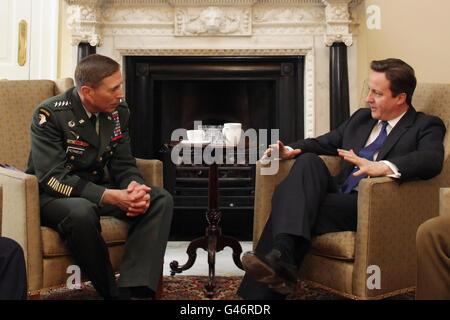 General David Petraeus (links), Kommandant der Internationalen Sicherheitshilfe-Truppe der NATO (ISAF) und US-Streitkräfte in Afghanistan, trifft sich mit Premierminister David Cameron (rechts) in der Downing Street 10 in London. Stockfoto