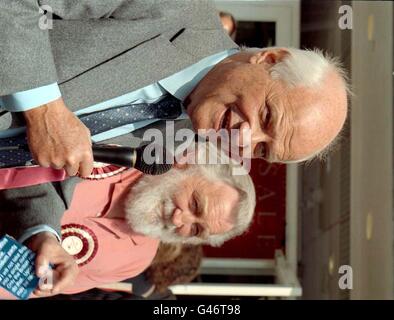 Der Fernsehbotanist David Bellamy, Kandidat der Partei für das Referendum für den Sitz der Hungtingdon, spricht heute in Huntingdon (Weds), am Vorabend der Parlamentswahlen, mit dem Parteiführer Sir James Goldsmith hinter ihm. Siehe PA Story WAHLREFERENDUM. Foto von Findlay Kember. Stockfoto