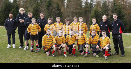 Glasgow Warriors Spieler (hinten links nach rechts) Dave McCall, Richie Gray, Moray Low und Colin Shaw sind mit Kindern und Trainerstab während der Fotokonferenz im East Kilbride RFC, Lanarkshire, abgebildet. Stockfoto