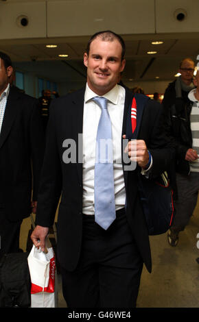Der englische Andrew Strauss kommt am Londoner Flughafen Heathrow an. Stockfoto