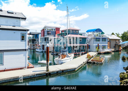 Vert Marine West Bay Marine Village, Victoria, Britisch-Kolumbien, Kanada. Die Gegend  bietet viele bunte Schwimmer Häuser und Boote vertäut neben Stockfotografie  - Alamy