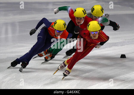 Annita Van Doorn aus den Niederlanden (links) und Qiuhong Liu aus China (Rechts) führt Ungarns Szandra Lajtos und Polens Patrycja Maliszewska an (Hinten rechts) während des 1500-m-Viertelfinals der Frauen Stockfoto