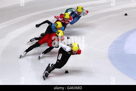 Eisschnelllauf - ISU-Kurzbahn-Eisschnelllauf-Weltmeisterschaften - erster Tag - Motorpoint Arena. Der Kanadier Olivier Jean (vorne) führt die Hongkonger Pan gegen Barton Lu und den Rest des Spiels während des 1500-m-Viertelfinals der Männer an Stockfoto