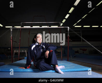 Gymnastik - Team GB Training Session - Lilleshall National Sports Center. Beth Tweddle posiert während einer Trainingseinheit im Lilleshall National Sports Center, Shropshire, neben den unebenen Riegel. Stockfoto