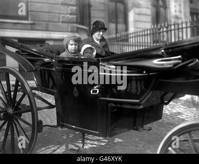 Prinzessin Elizabeth (links, später Königin Elisabeth II.) und ihre Schwester Prinzessin Margaret Rose auf eine Fahrt mit ihrem Kindermädchen in der Pferdekutsche, im Jahr 1933. Stockfoto