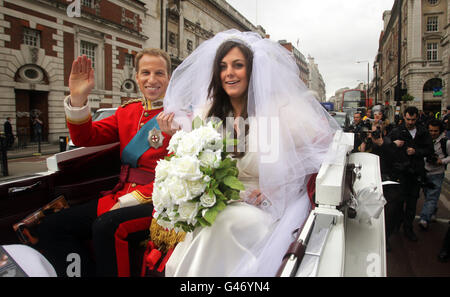 Lookie-Likies von Kate Middleton und Prince William kommen in Waterstones, Picadilly, London, zur Vorstellung eines neuen Buches von Alison Jackson, "Kate & Wills Up the Aisle". Stockfoto