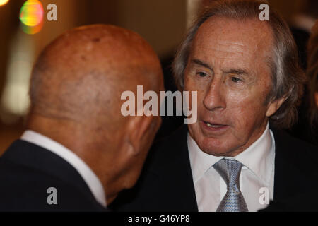 Sir Jackie Stewart spricht mit Sir Sterling Moss im Royal Automobile Club Stockfoto