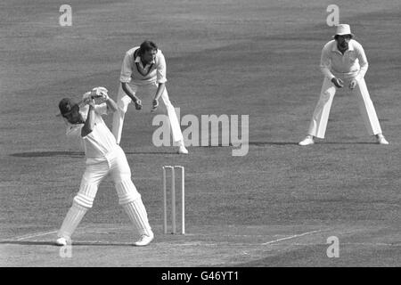 Cricket - National Westminster Bank Trophy Final 1981 - Derbyshire / Northamptonshire - Lord's. Der Opener Wayne Larkins aus Northamptonshire treibt Paul Newman an die Grenze Stockfoto