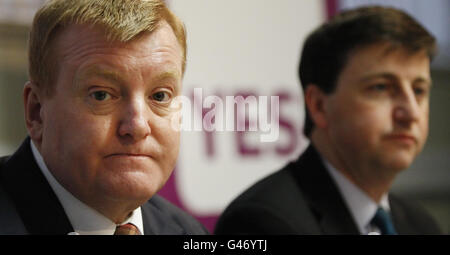 Der liberaldemokratische Abgeordnete Charles Kennedy (links) und der Labour-Abgeordnete Douglas Alexander (rechts) während des Startens der Kampagne „Ja zu gerechteren Stimmen“ im STUC-Hauptquartier in Glasgow. Stockfoto