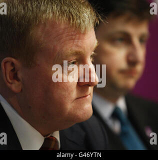 Der liberaldemokratische Abgeordnete Charles Kennedy (links) und der Labour-Abgeordnete Douglas Alexander (rechts) während des Startens der Kampagne „Ja zu gerechteren Stimmen“ im STUC-Hauptquartier in Glasgow. Stockfoto