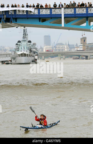 Sarah Ouen macht sich auf den Weg in ein Kajak an der Tower Bridge in London, um mit dem Kajak, Fahrrad und Ruderboot um die Welt zu reisen. Stockfoto