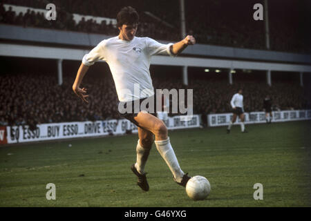 Roger Davies von Derby County im Kampf gegen West Ham United im Upton Park. Stockfoto