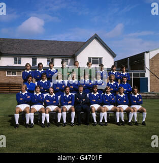 Everton-Teamgruppe. (Hintere Reihe, l-r) John Smith, Dave Irving, Peter Scott, Dai Davies, Gordon West, David Lawson, Gary Jones, George Telfer, Billy Kenny. (Mittlere Reihe, l-r) Stewart Inlach, John Hurst, Jim Pearson, Joe Royle, Mike Lyons, Bob Latchford, John Connolly, Ray Henderson. (Erste Reihe, l-r) Dave Clements, Mike Buckley, John McLaughlin, Terry Darracott, Billy Bingham (Manager) Roger Kenyon, Mike Bernard, Steve Seargeant, Colin Harvey Stockfoto