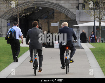 Der Bürgermeister von London Boris Johnson wird von Arnold Schwarzenegger (links) vor dem City Hall, London, begleitet. Stockfoto