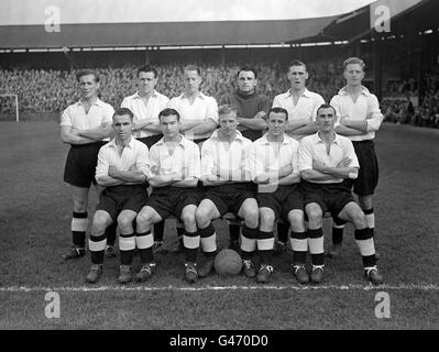 Swansea City Team-Gruppe vor dem Spiel. (Top l-r) Francis Burns, Sydney Howarth. John Roberts, Bryn J Parry, Gilbert Beech und Ivor Allchurch. (Vorne l-r) Frank Donovan, David Thomas, Reginald Weston, William Lucas und Colin Beech. Stockfoto