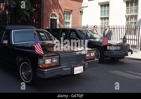 Zwei Autos von Präsident Clintons Autokolonne werden heute (Donnerstag) in Downing Street geparkt, während der US-Präsident eine Kabinettssitzung anspricht. Foto von Stefan Rousseau/PA. Siehe PA Story POLITIK Clinton Stockfoto