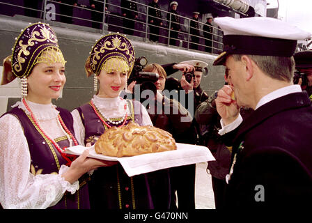 (LT. "ID1") DER KOMMANDANT DER HMS IRON DUKE BRECHEN BROT UND SALZ, EINE RUSSISCHE BEGRÜßUNG BEI DER ANKUNFT IN SEVEROMORSK. Stockfoto